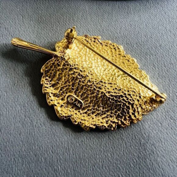 Vintage signed AK Anne Klein Brooch Leaf Brushed Gold Tone 1521 - Picture 6 of 8